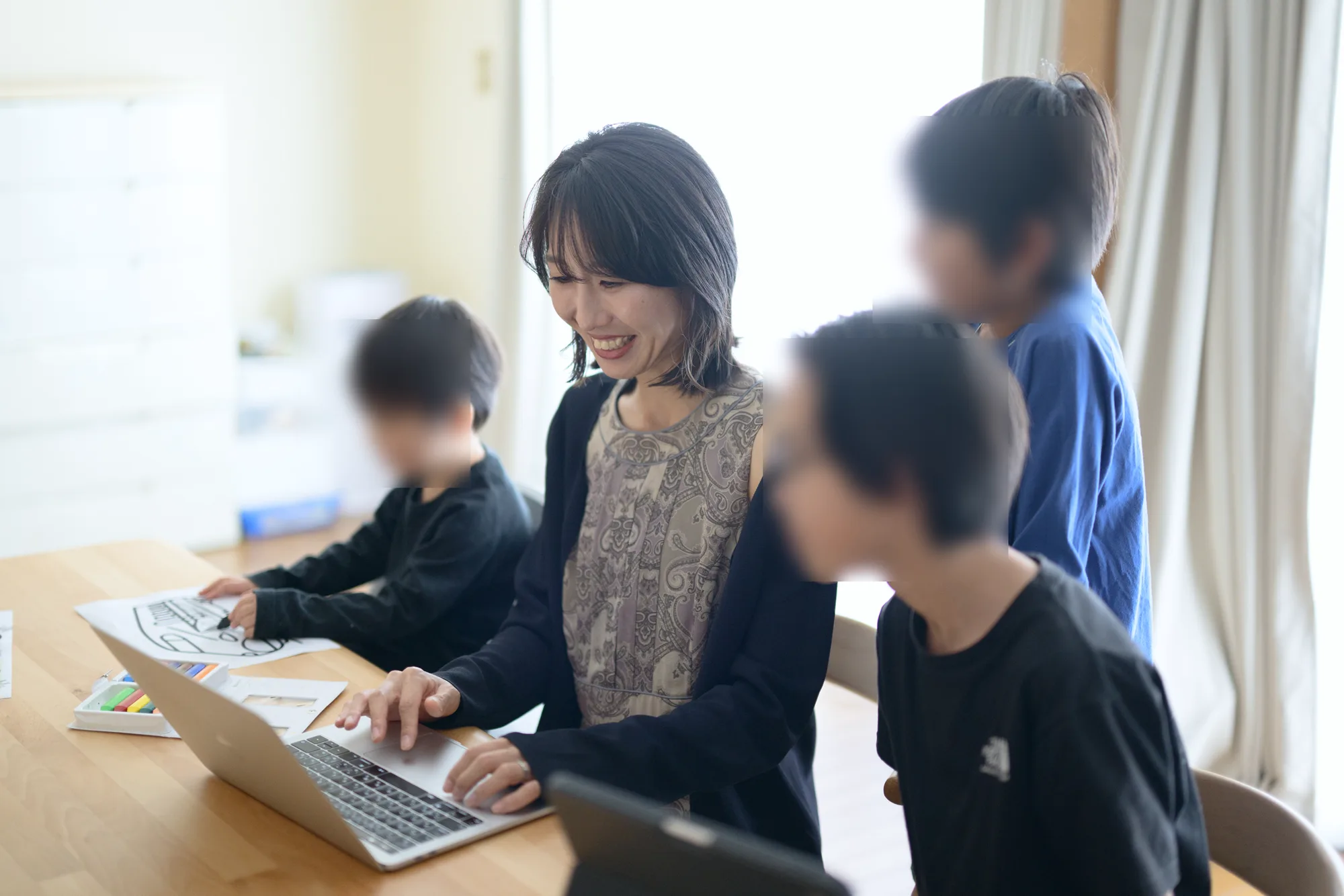 自宅で息子たちとAIを活用する宮崎真理